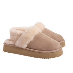 Beige slip-on slippers with fluffy lining and a thick sole.
