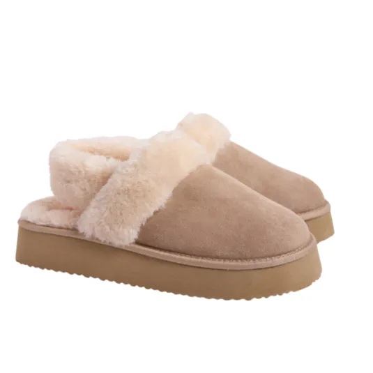 Beige slip-on slippers with fluffy lining and a thick sole.
