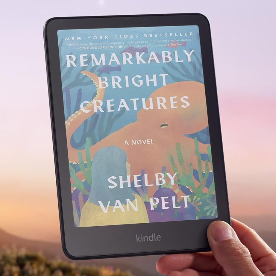 Kindle ColorSoft features a color display, showcasing the book \“Remarkably Bright Creatures\“ by Shelby Van Pelt.