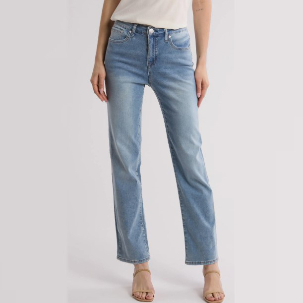 Light blue straight-leg jeans and beige sandals.