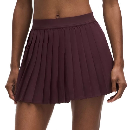 A pleated mini skirt in a deep burgundy color, featuring a high waistband for a sporty and stylish look.