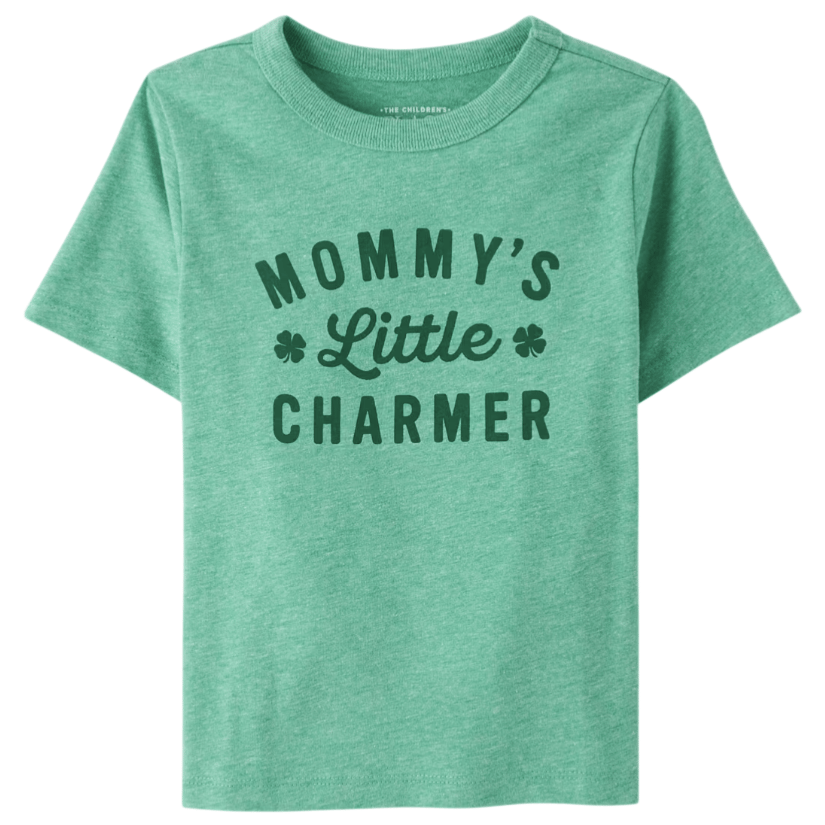Green children's T-shirt with the text \“Mommy's Little Charmer\“ and clover designs.