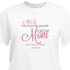 White T-shirt with the text \“My favorite people call me Mom\“ in a mix of black and pink fonts, including heart accents and the names Sawyer, Avery, Thomas, Layla, and Colin.