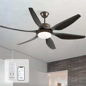 A ceiling fan with a central light and a remote control, which can also be operated via a smartphone app.