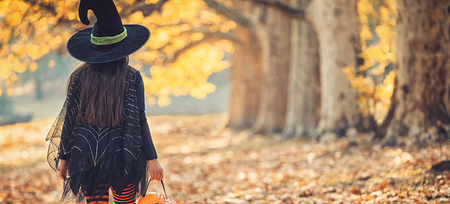 A trick or treater considers the best outdoor Halloween decorations 2022
