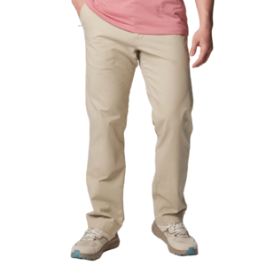 Khaki-colored casual pants paired with beige sneakers and a pink shirt.