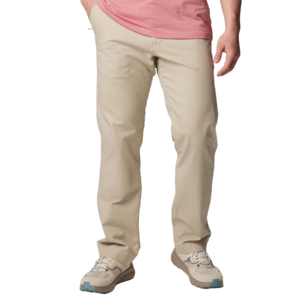 Khaki-colored casual pants paired with beige sneakers and a pink shirt.