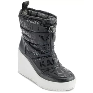 Black quilted snow booties with \“KARL\“ lettering, featuring a white wedge heel. They have a drawstring closure and textured detailing around the foot.