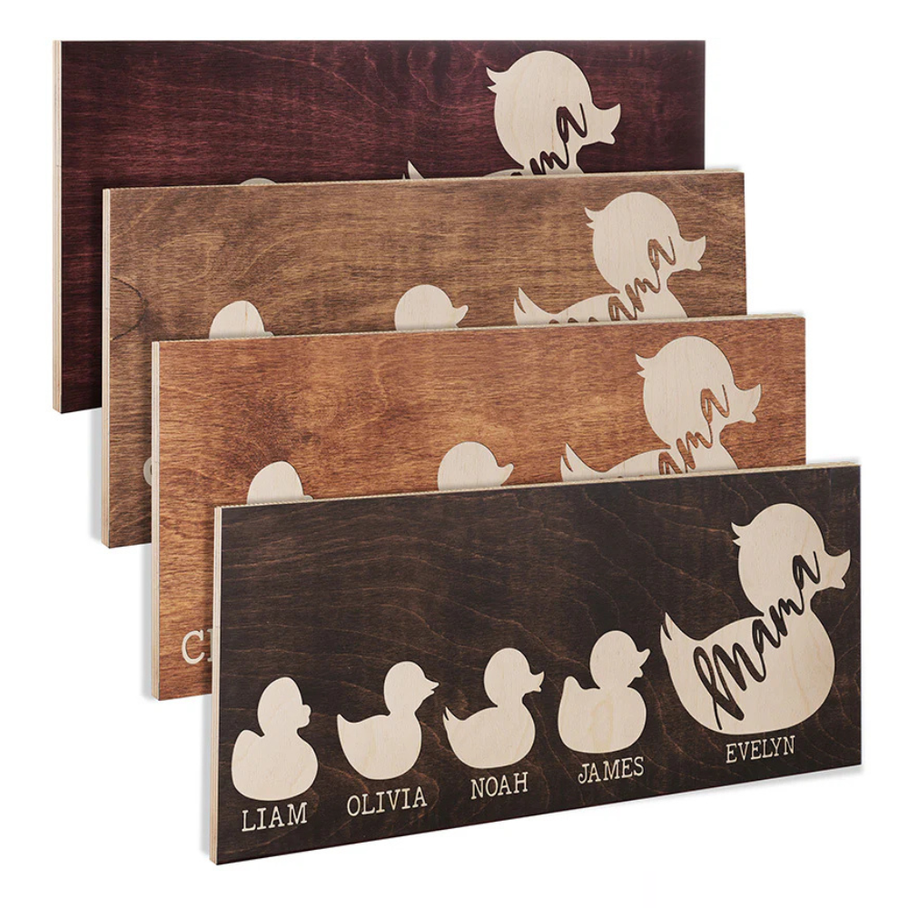 Wooden plaques featuring duck silhouettes and customizable names, with the largest labeled \“mama\“ and others like \“Liam,\“ \“Olivia,\“ \“Noah,\“ \“James,\“ and \“Evelyn.\“