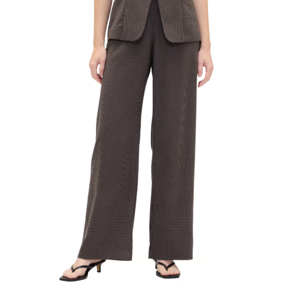 Wide-leg brown houndstooth pants paired with black heeled sandals.