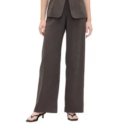 Wide-leg brown houndstooth pants paired with black heeled sandals.