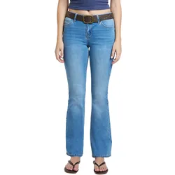 A person is wearing light blue bootcut jeans paired with a dark brown belt featuring a gold buckle and studs, along with black flip-flops.