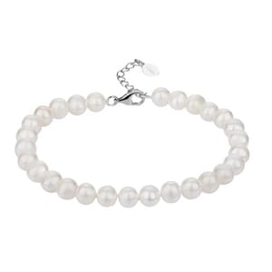 A pearl bracelet with a lobster clasp and extender chain, featuring uniformly sized white pearls.