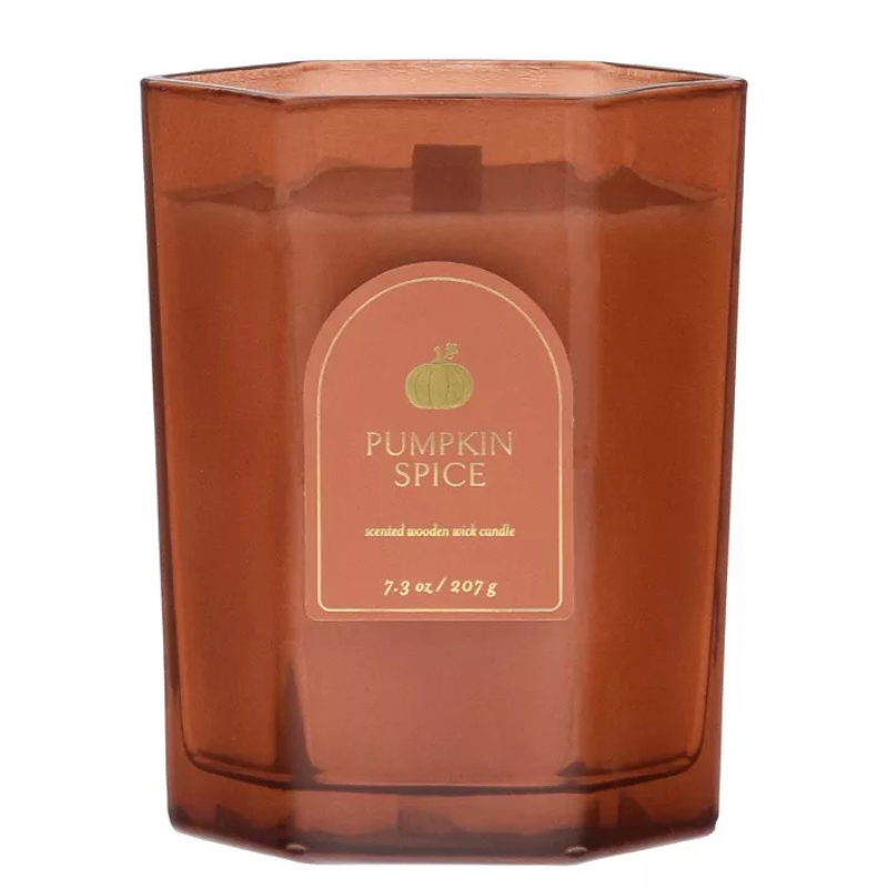 A hexagonal brown jar featuring a \“Pumpkin Spice\“ scented wooden wick candle, weighing 7.3 oz (207 g).