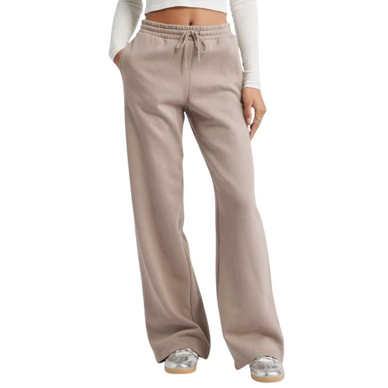 Beige wide-leg sweatpants with an elastic waistband, drawstring, and silver sneakers.