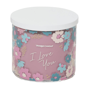 Yankee Candle 3-Wick with a floral design and \“I Love You\“ message on a pink background, featuring a white lid.