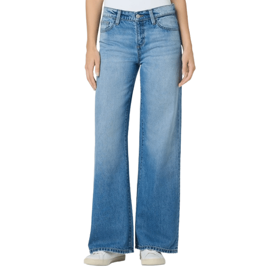 Wide-leg blue jeans with a mid-rise fit, worn with white sneakers.