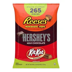 Assorted candy bag containing 265 pieces of Reese's Miniature Cups, Hershey's Milk Chocolate, and Kit Kat Miniatures, net weight 80.39 oz (5 lb 0.39 oz) 2.27 kg.