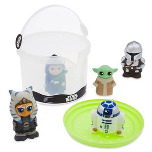 A set of \“Star Wars\“ themed bath toys featuring characters like Ahsoka Tano, Grogu, R2-D2, a Mandalorian, and a mystery figurine in a transparent container.