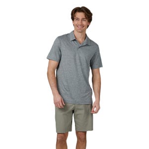 Gray short-sleeve polo shirt made of quick-dry fabric, paired with khaki shorts. Suitable for casual wear.