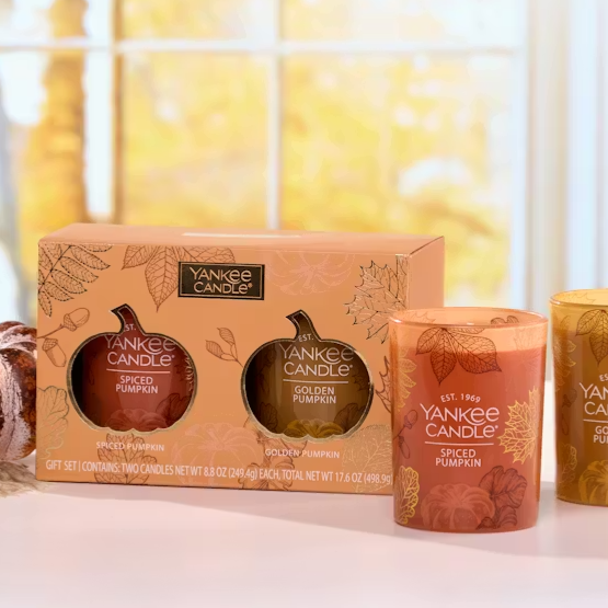 Yankee Candle gift set containing two candles in \“Spiced Pumpkin\“ and \“Golden Pumpkin\“ scents, with a festive autumnal design featuring pumpkin and leaf motifs.