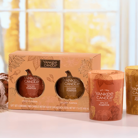 Yankee Candle gift set containing two candles in \“Spiced Pumpkin\“ and \“Golden Pumpkin\“ scents, with a festive autumnal design featuring pumpkin and leaf motifs.