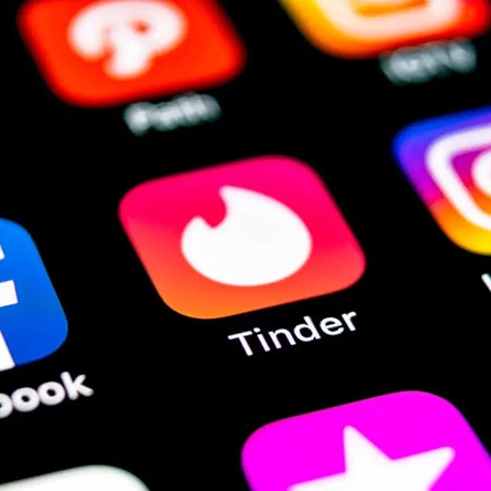 Tinder Gold: 1-Year Subscription offers features like unlimited swipes, five Super Likes per day, the ability to see who likes you, and one Boost each month, enhancing the dating app experience for premium users.