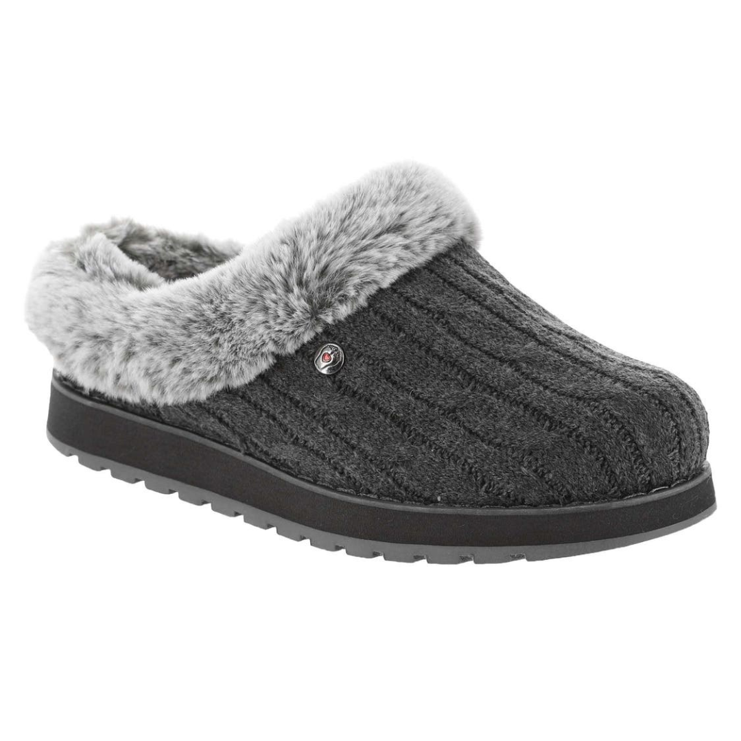 Dark gray slipper with ribbed knit texture and faux fur lining, featuring a small round emblem on the side.