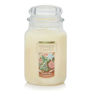 Large glass jar candle from Yankee Candle with a \“Christmas Cookie\“ scent features a creamy white wax. The label displays decorated Christmas cookies.