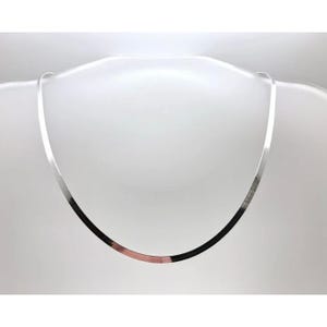 A minimalist 16-inch flat necklace featuring a smooth silver design with subtle gradient transitions from silver to black and a touch of rose gold.