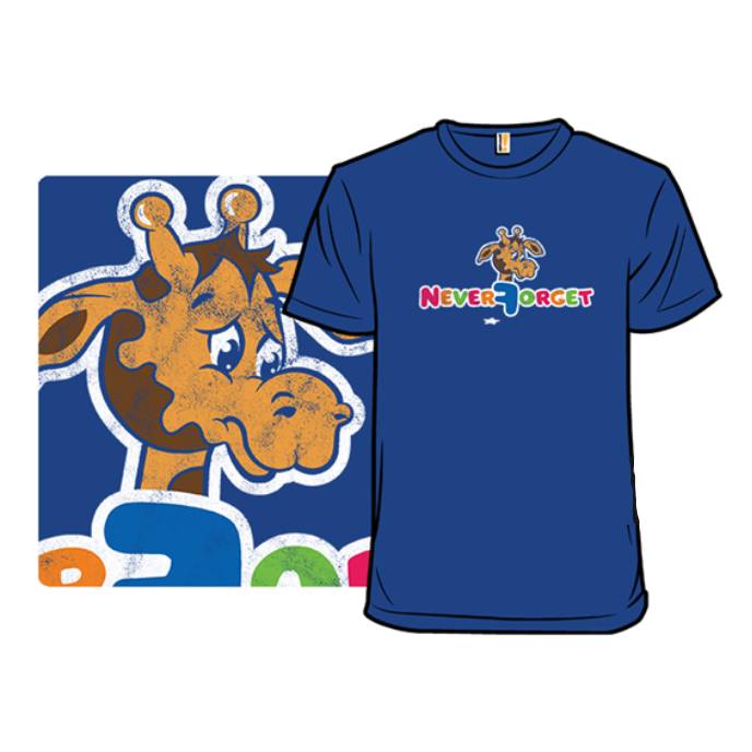 Blue T-shirt featuring a giraffe illustration with the phrase \“Never Forget\“ in colorful letters. The design also shows a close-up of the giraffe’s face on the left side.