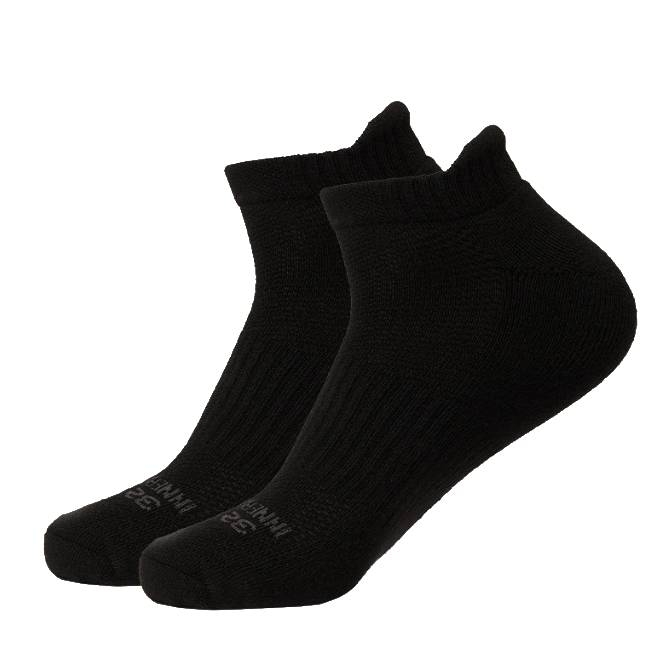Black 32 Degrees ankle running socks featuring a ribbed design with reinforced toes and heels for comfort and durability. These low-cut socks offer a snug fit ideal for athletic activities.