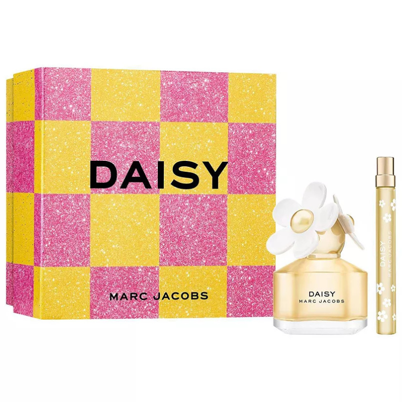 The Marc Jacobs Daisy 2-piece set includes a perfume bottle with a floral cap and a travel-sized spray. The packaging features a pink and yellow glittery checkered design.