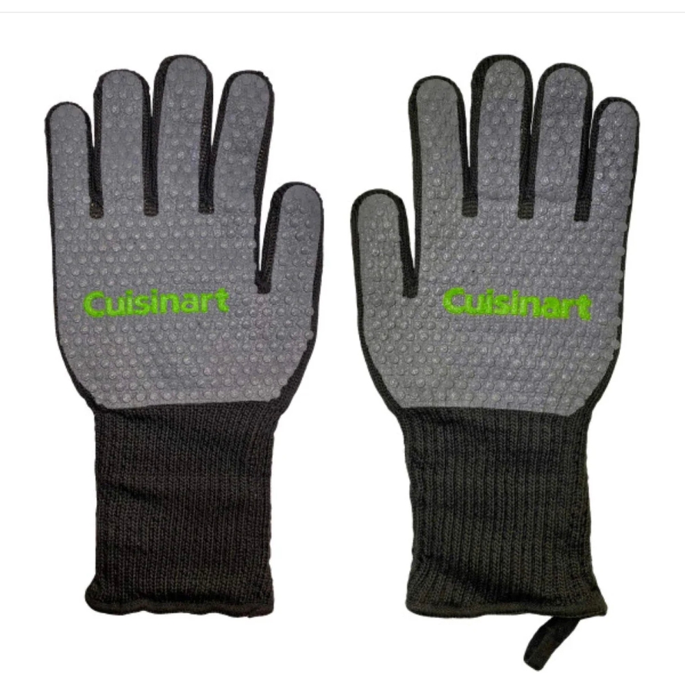 Heat-resistant cooking gloves with non-slip silicone grip and \“Cuisinart\“ logo. Designed for grilling or baking, featuring extended cuffs for added protection.