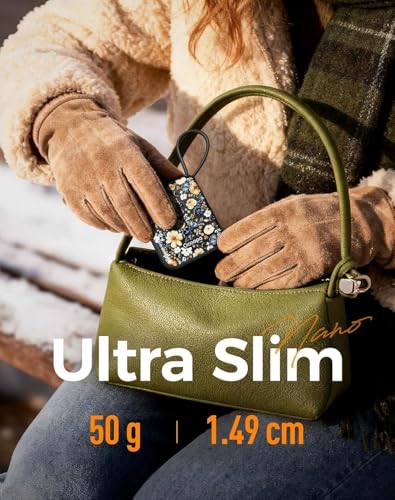 A person places a slim, floral-patterned power bank into a green handbag, featuring a design that is 50 g and 1.49 cm in size.