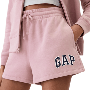 Pink casual shorts featuring an elastic waistband with drawstring, pockets, and \“GAP\“ branding on the left leg, suitable for casual wear.